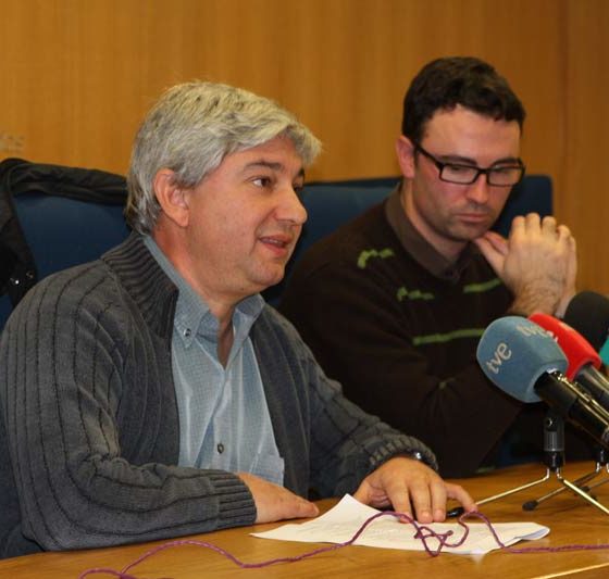 O escritor Fran Alonso, á esquerda, leu o manifesto a prol dos Dereitos Humanos.