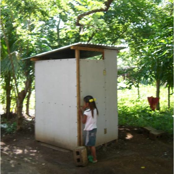 Unha nena disponse a utilizar unha das latrinas en Tepalón.