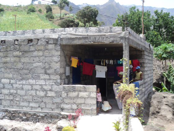A familia de Osvaldo Monteiro poderá rematar a súa casa na localidade caboverdiana de Eito.