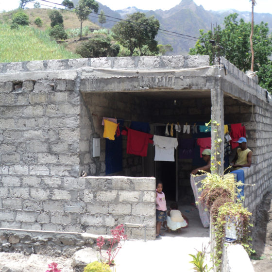 A familia de Osvaldo Monteiro poderá rematar a súa casa na localidade caboverdiana de Eito.