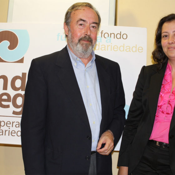 O presidente saínte, Alfredo Novoa, e a nova presidenta do Fondo Galego, Teresa París.