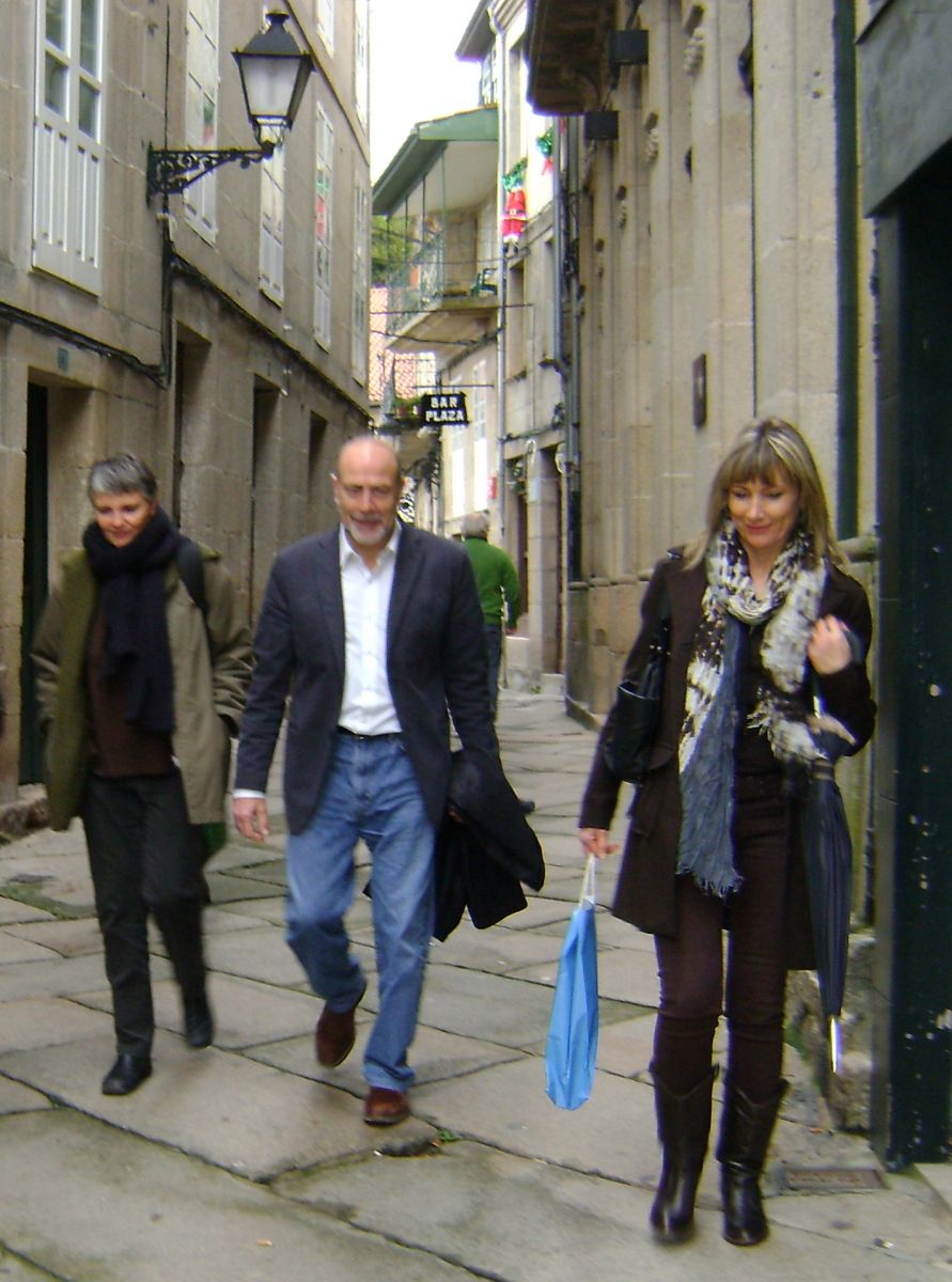 Victòria Planas, Francisco García e Pilar Gallego, polas rúas de Allariz.