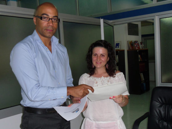 A técnica de Proxectos do Fondo Galego, Andrea García Corzo, fíxolle entrega do documento de Liñas Estratéxicas 2011-2013 ao secretario xeral da Asociación Nacional dos Municipios Caboverdianos, Valter de Sá.
