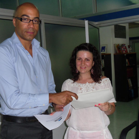 A técnica de Proxectos do Fondo Galego, Andrea García Corzo, fíxolle entrega do documento de Liñas Estratéxicas 2011-2013 ao secretario xeral da Asociación Nacional dos Municipios Caboverdianos, Valter de Sá.