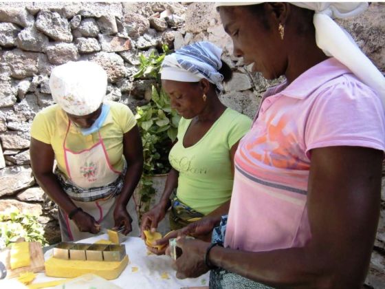 As mulleres da cooperativa Sulada elaboran xabóns naturais.