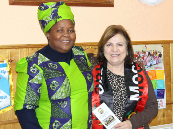 A presidenta das Rede de Autarcas Mozambicanas coa alcaldesa de Cartelle, na súa visita a Galicia.