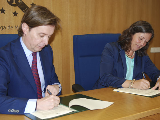 Jesús Gamallo e Teresa París asinando o convenio de colaboración.
