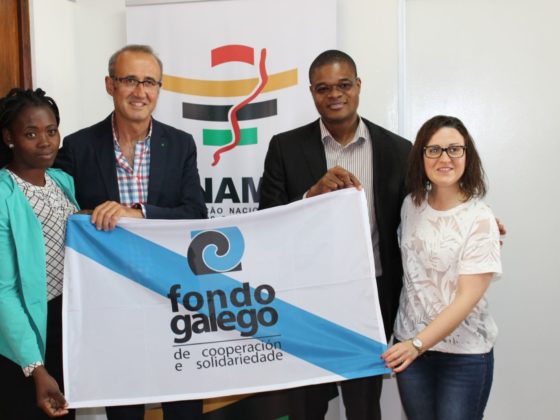 Elsa Dimande, á esquerda, con responsables do Fondo Galego e da ANAMM.
