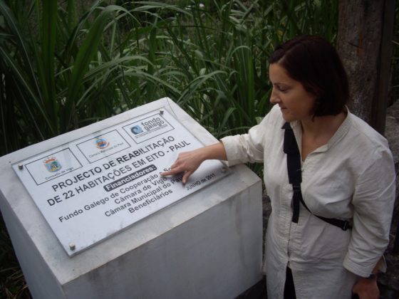 A xornalista Mónica González, visitando o proxecto de rehabilitación urbana en Eito apoiado polo Fondo Galego.