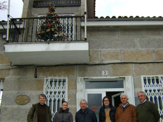 Técnicas do Fons Catalá e do Fondo Galego, canda o alcalde e integrantes do equipo de goberno de Oímbra.